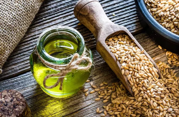 Flax Seed Oil in Skincare: Nourishing, Healing, and Anti-Aging Benefits